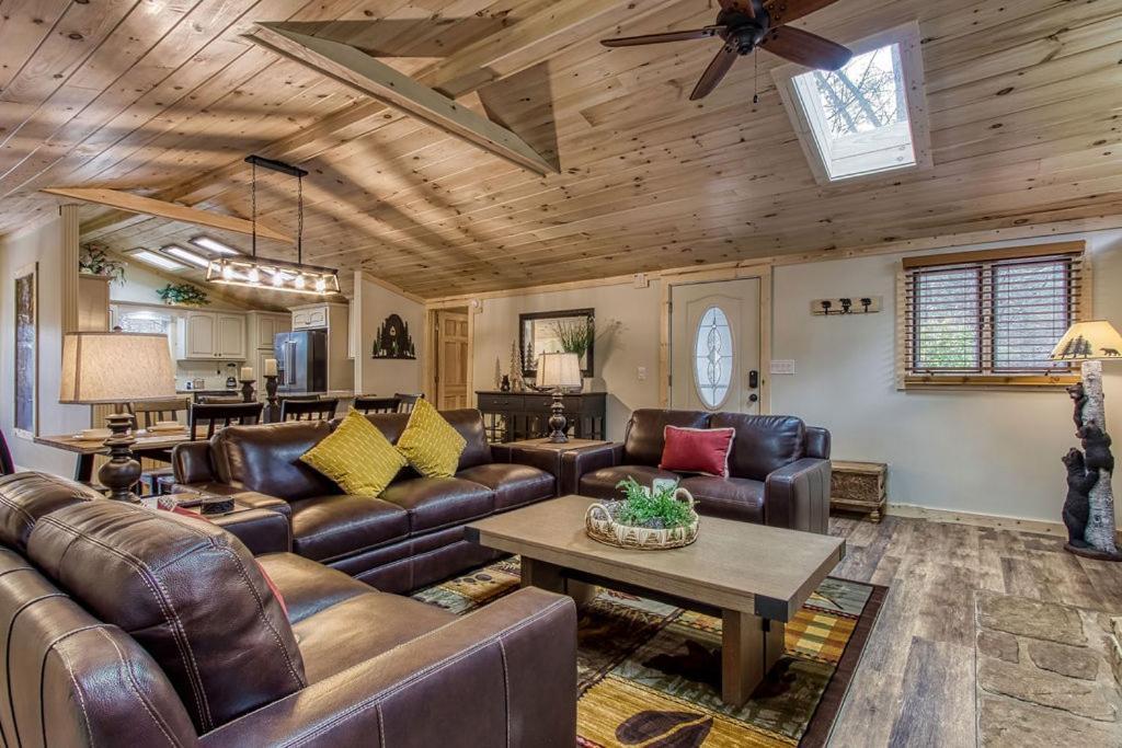 Whispering Winds, Hot Tub, Game Room, Wifi, 1089 Free Tickets Each Paid Day, Dollywood And More ガトリンバーグ エクステリア 写真