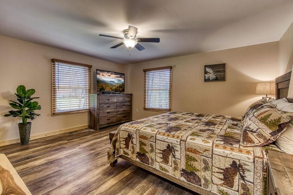 Whispering Winds, Hot Tub, Game Room, Wifi, 1089 Free Tickets Each Paid Day, Dollywood And More ガトリンバーグ エクステリア 写真