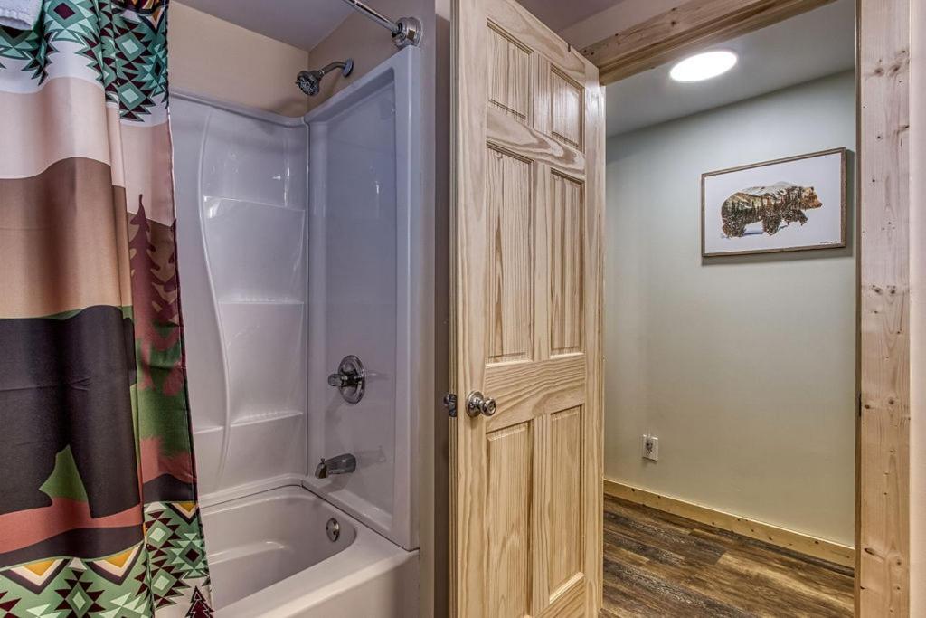 Whispering Winds, Hot Tub, Game Room, Wifi, 1089 Free Tickets Each Paid Day, Dollywood And More ガトリンバーグ エクステリア 写真