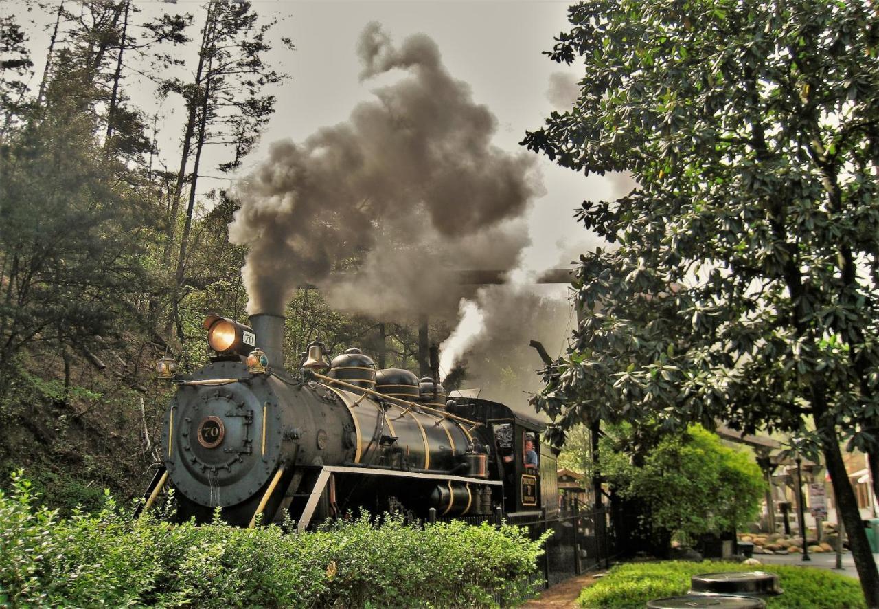 Whispering Winds, Hot Tub, Game Room, Wifi, 1089 Free Tickets Each Paid Day, Dollywood And More ガトリンバーグ エクステリア 写真