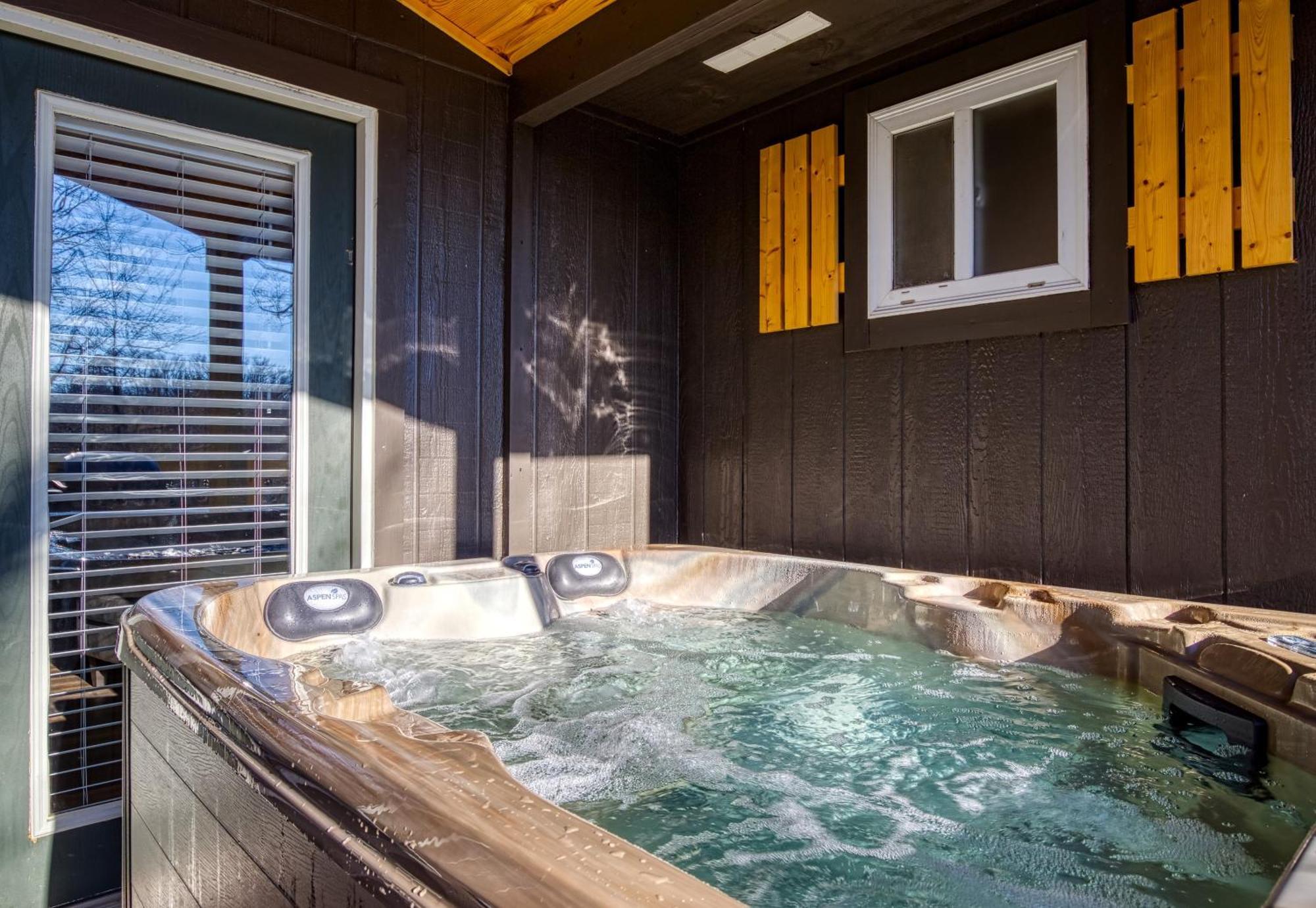 Whispering Winds, Hot Tub, Game Room, Wifi, 1089 Free Tickets Each Paid Day, Dollywood And More ガトリンバーグ エクステリア 写真